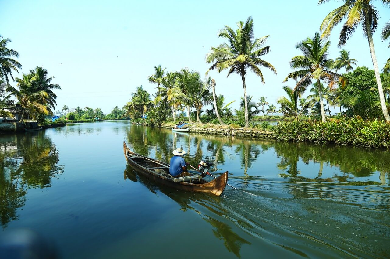 man-boat-lake-Kerala Backwaters Travel Guide man-boat-lake-Kerala Backwaters Travel Guide