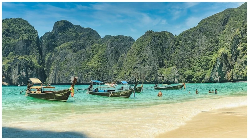 Phi-Phi-Islands